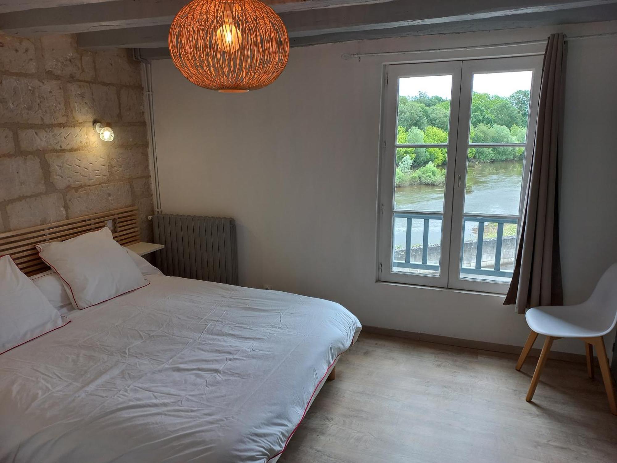Agreable Maison De Ville Au Coeur De チノン エクステリア 写真