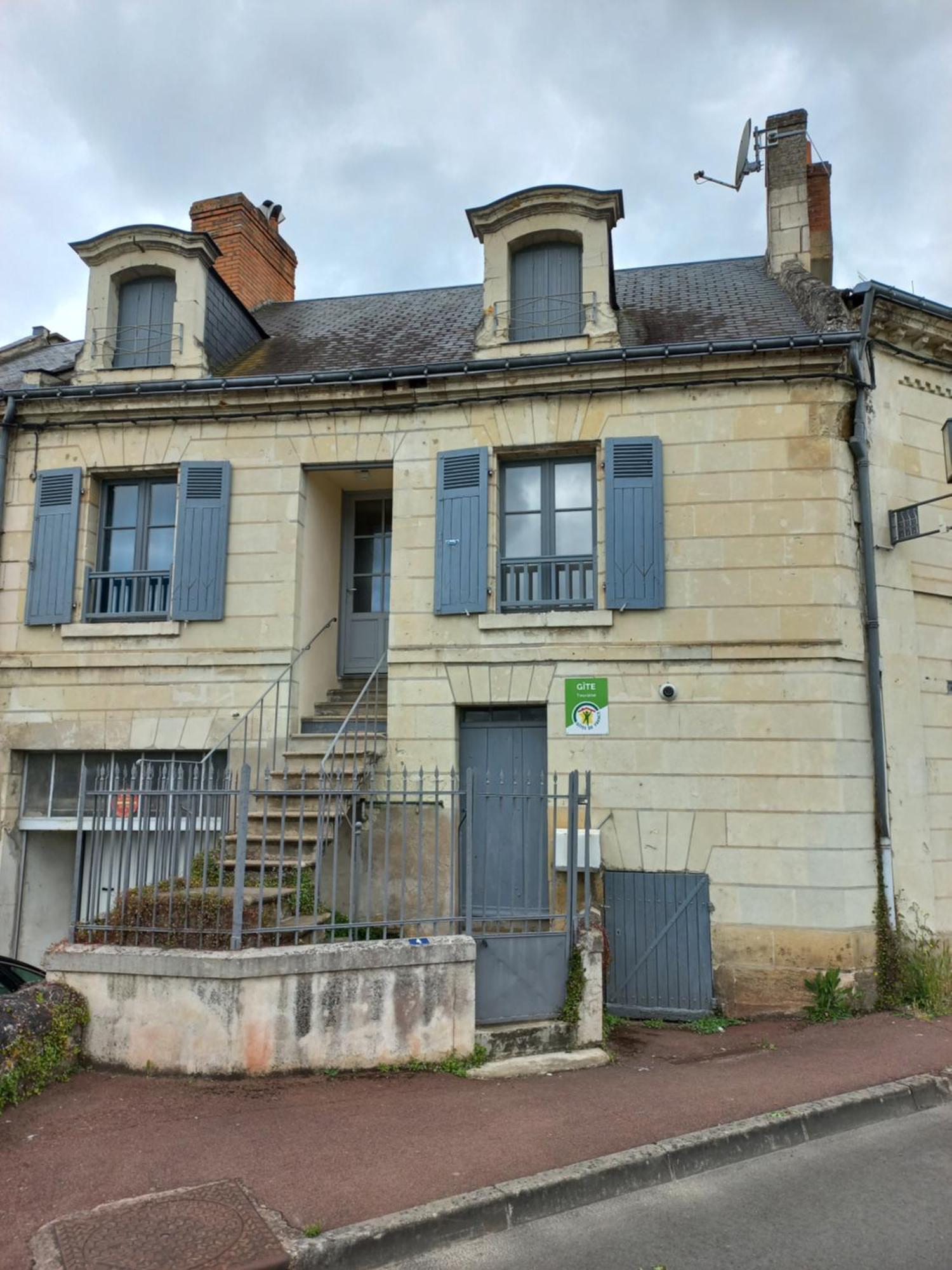 Agreable Maison De Ville Au Coeur De チノン エクステリア 写真